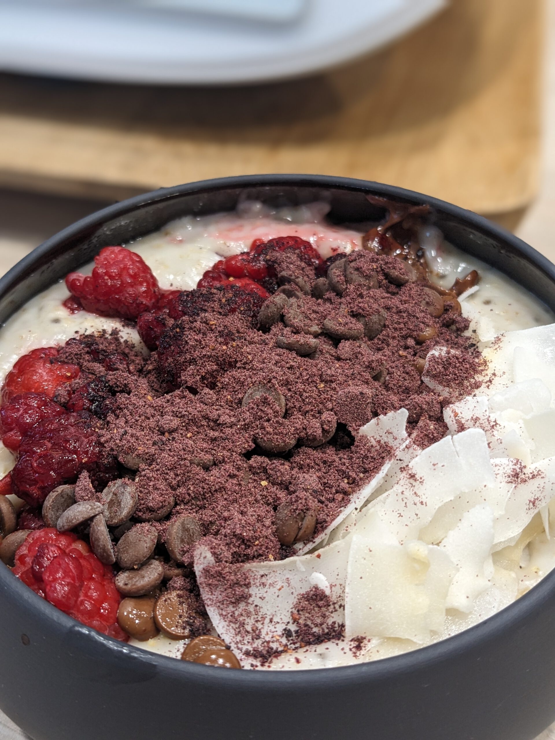 Mehr über den Artikel erfahren Kokos Porridge mit Himbeeren und Purple Flash