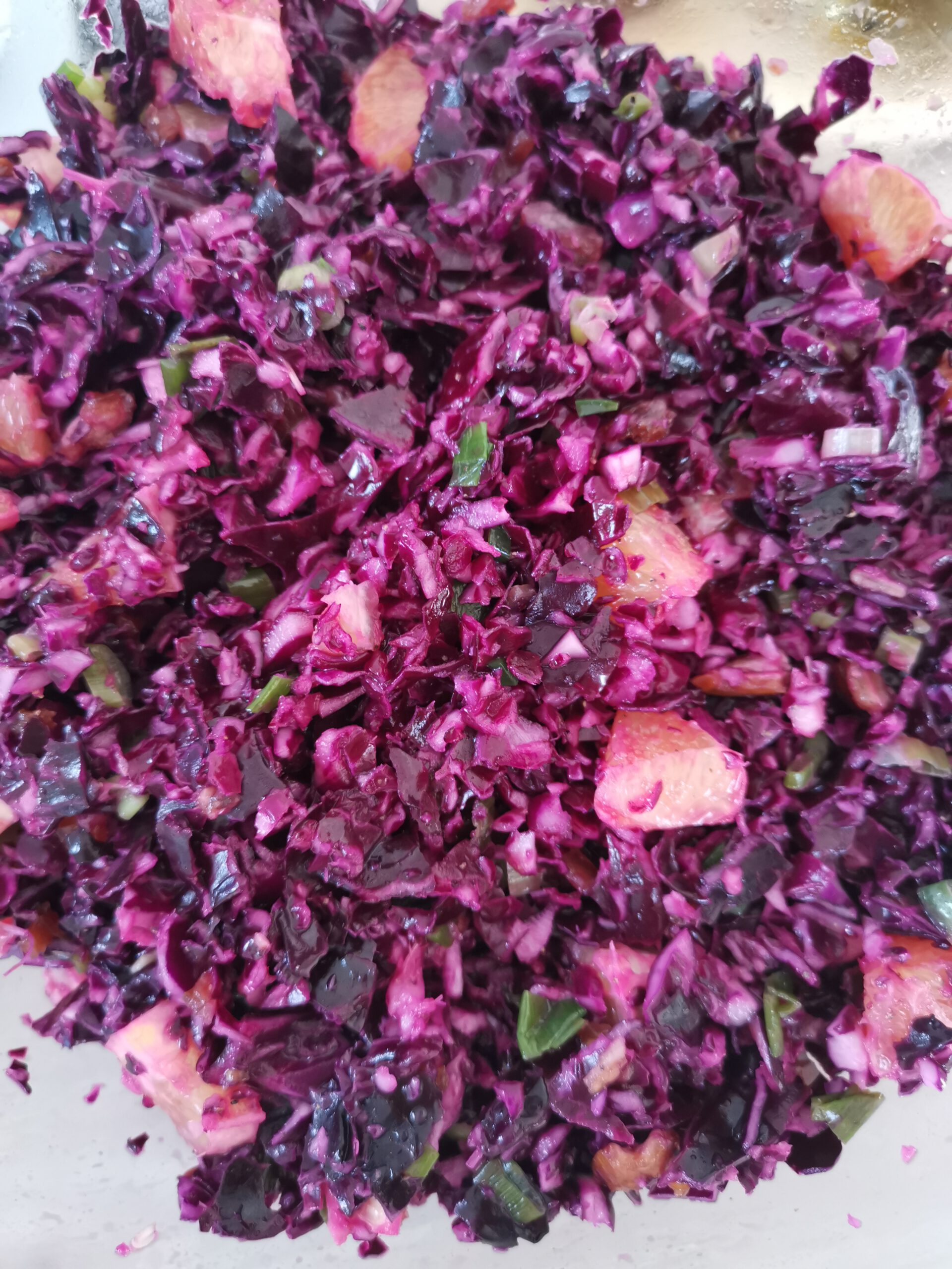 Mehr über den Artikel erfahren Orangen-Rotkohl-Salat mit Datteln