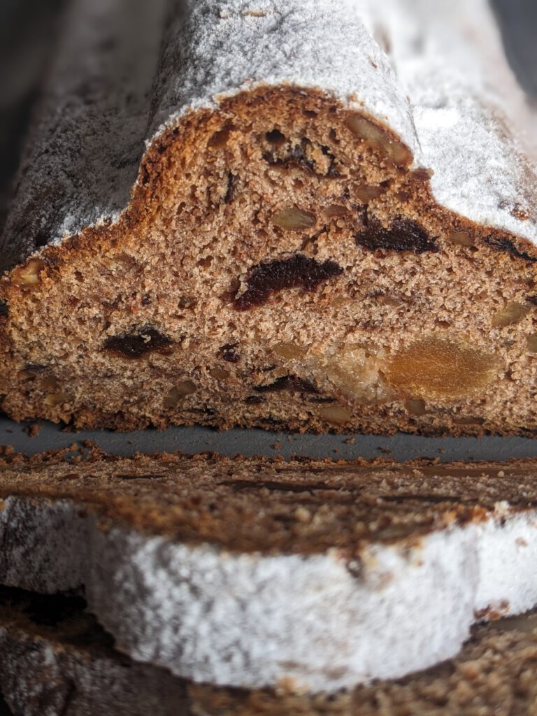 Mehr über den Artikel erfahren Dinkel-Walnuss-Stollen